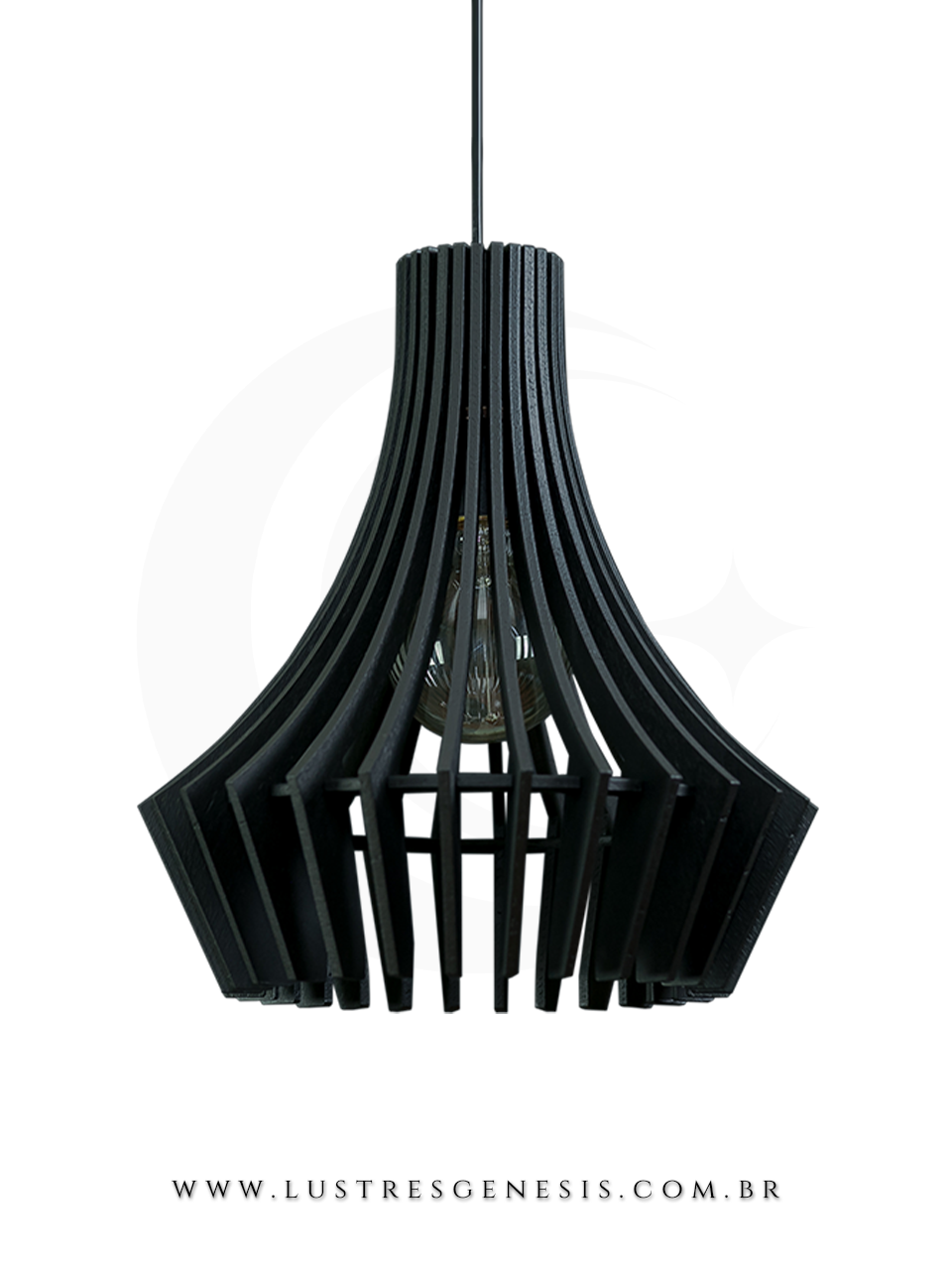 Lumin&aacute;ria pendente Diamante de madeira imbuia ou nogueira decorando ambiente moderno com mesas de jantar, cadeiras brancas e teto ripado, ideal para sala de jantar, quartos, cozinha e lavabos.